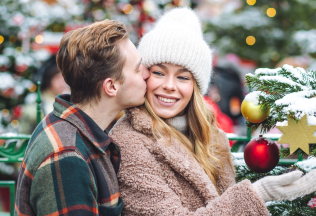 Nájdeš si pod vianočným stromčekom lásku? Tieto znamenia stretnú v decembri svoju spriaznenú dušu