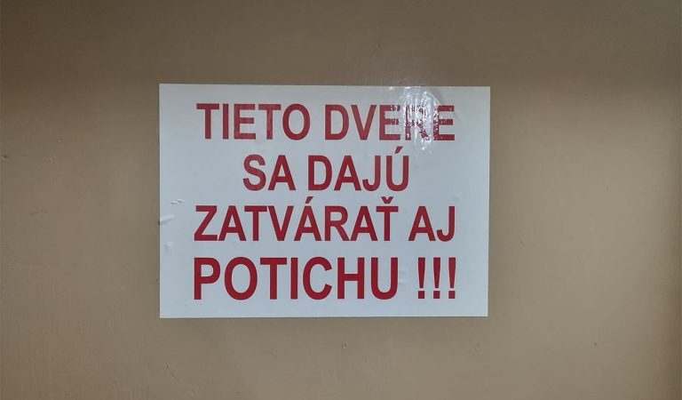 Český profil zbiera zábavné cedule so štedrou dávkou pasívnej agresie