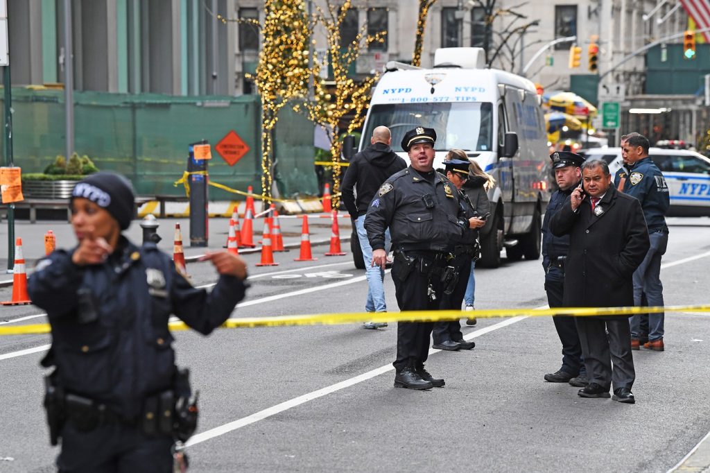 Riaditeľ zdravotnej poisťovne UnitedHealthcare bol zastrelený priamo na ulici Manhattanu. Strelec zanechal politický odkaz.