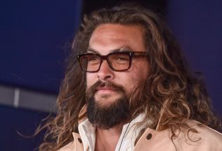 Jason Momoa z DC univerza neodchádza. Tentokrát však nestvárni Aquamana