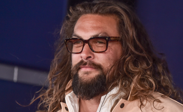 Jason Momoa z DC univerza neodchádza. Tentokrát však nestvárni Aquamana