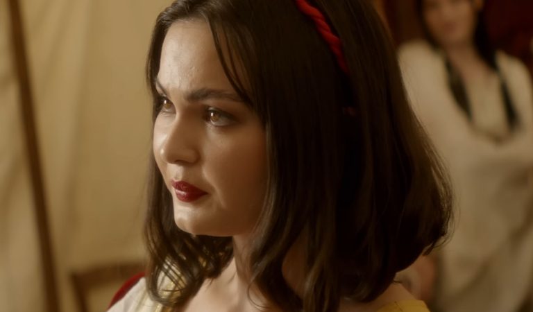 Snehulienka v horore. Trailer novej verzie známej rozprávky láka na bizarný krvák