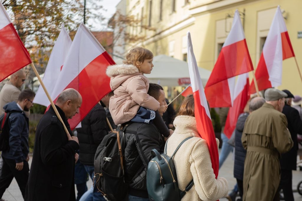 Poliaci spisujú petíciu, v ktorej žiadajú zmenu odtieňa červenej farby na štátnej vlajke. Červená na vlajke by mala byť tmavšia.