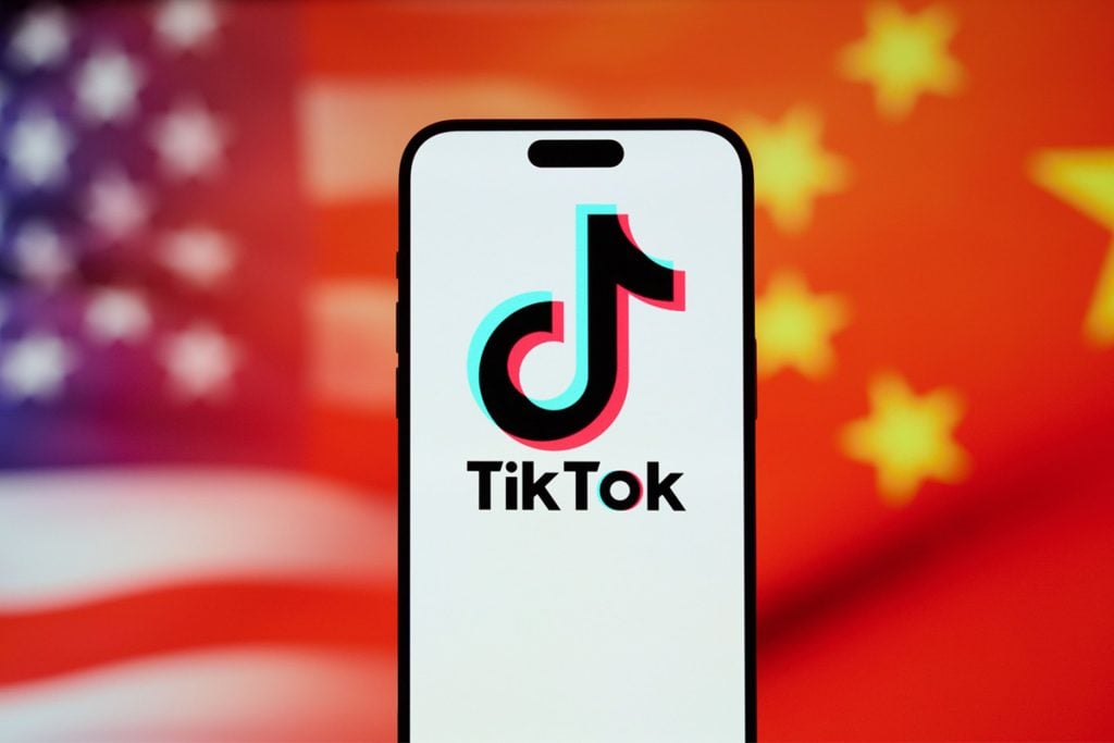 Američania sa boja, že TikTok bude o niekoľko dní zablokovaný. Húfne preto utekajú k alternatíve Rednote, ktorá je komplet po čínsky.