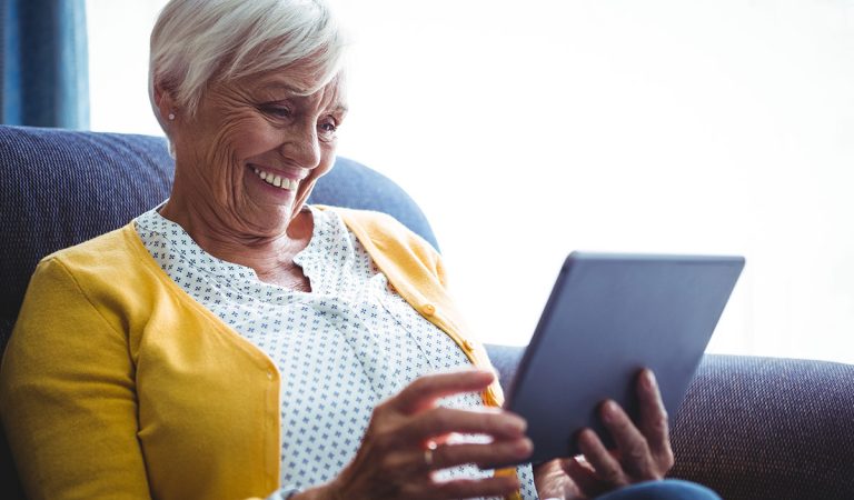 Slovenskí dôchodcovia môžu dostať tablety s internetom zadarmo