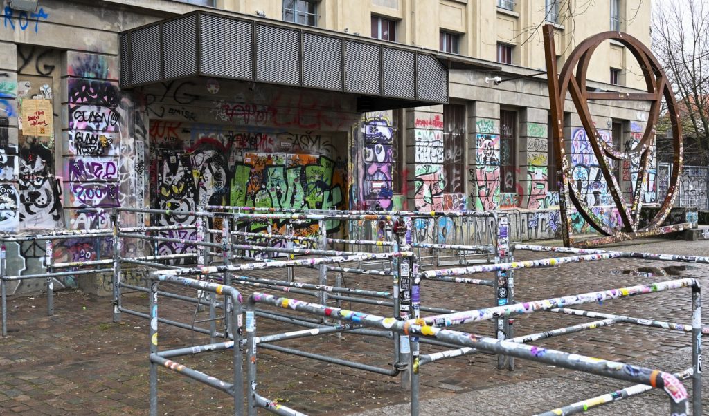 Berlínsky klub Berghain patrí k tým najznámejším na svete. Typický je preň veľká dávka tajnostkárstva a snahy udržať si tajuplný obraz.