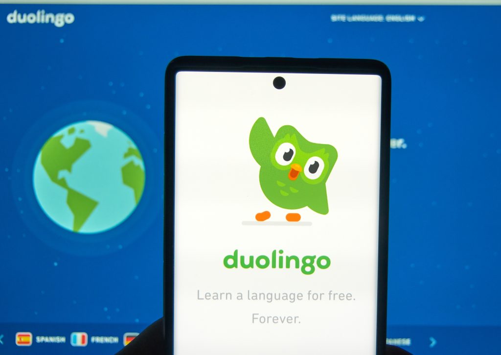 Duo, zelená sova, ktorá je maskotom aplikácie Duolingo, je mŕtva. Zverejnené boli zábery z pohrebu tejto postavičky.