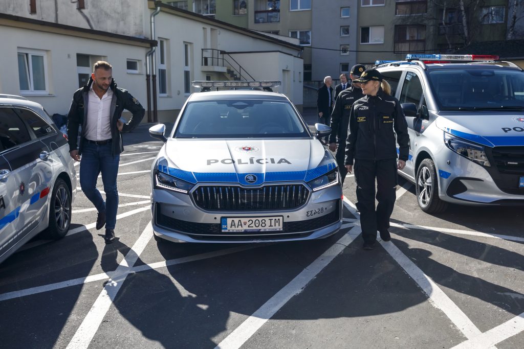 Ministerstvo vnútra SR predstavilo nový vzhľad policajných vozidiel, ktorý využíva farby slovenskej trikolóry.