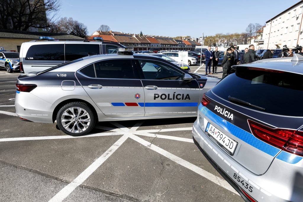 Ministerstvo vnútra SR predstavilo nový vzhľad policajných vozidiel, ktorý využíva farby slovenskej trikolóry.