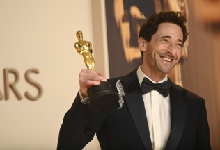 Adrien Brody sa pri preberaní Oscara postaral o nový rekord. Jeho ďakovná reč bola najdlhšia v histórii