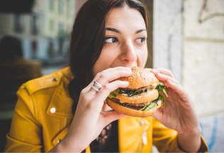 Tajomstvá potravinárskeho priemyslu: Prečo si po fastfoode stále hladný