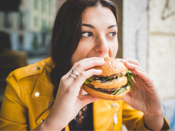 Tajomstvá potravinárskeho priemyslu: Prečo si po fastfoode stále hladný