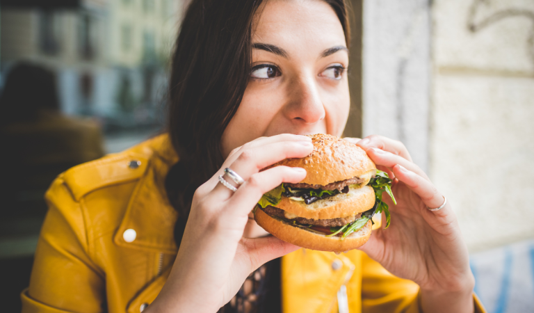 Tajomstvá potravinárskeho priemyslu: Prečo si po fastfoode stále hladný