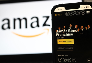 Amazon upokojuje fanúšikov Jamesa Bonda. Chce dodržať dve kľúčové podmienky