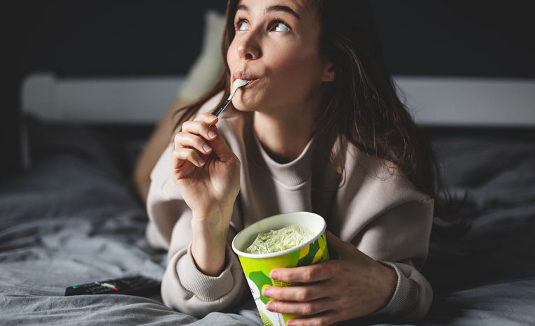 Si najedený, no stále máš chuť na niečo sladké. Odborníci vysvetlili, prečo to tak je