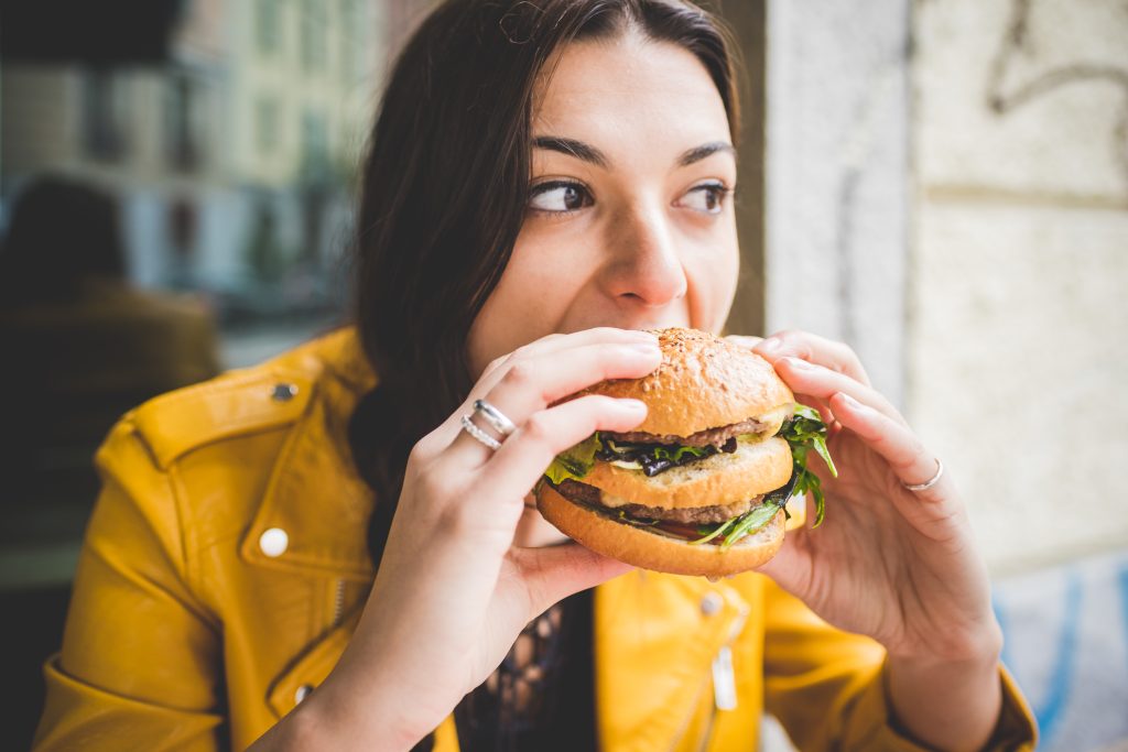 Tajomstvá potravinárskeho priemyslu: Prečo si po fastfoode stále hladný