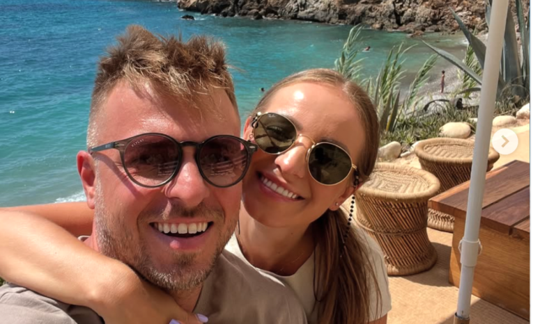 DJ EKG s manželkou prezradili, či budú mať syna alebo dcérku. V emotívnom videu obaja plačú od šťastia