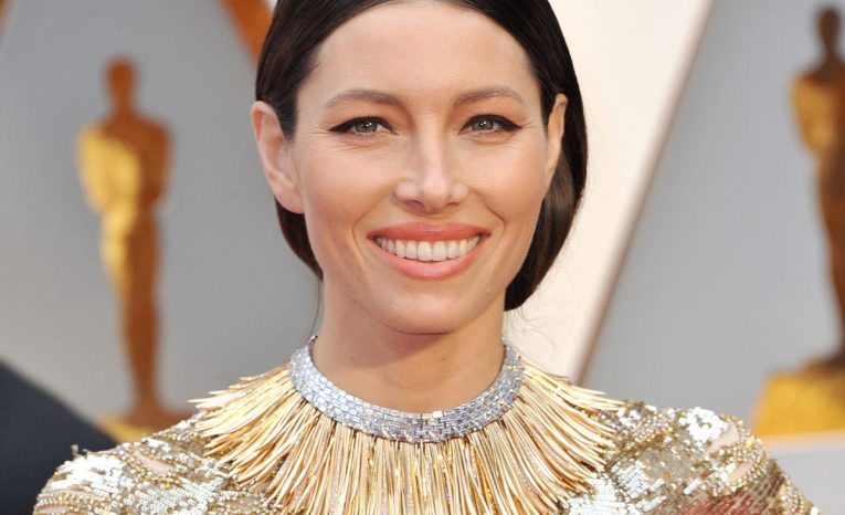Na Slovensko prišla hollywoodska herečka Jessica Biel. Urobila si výlet na hrad Strečno