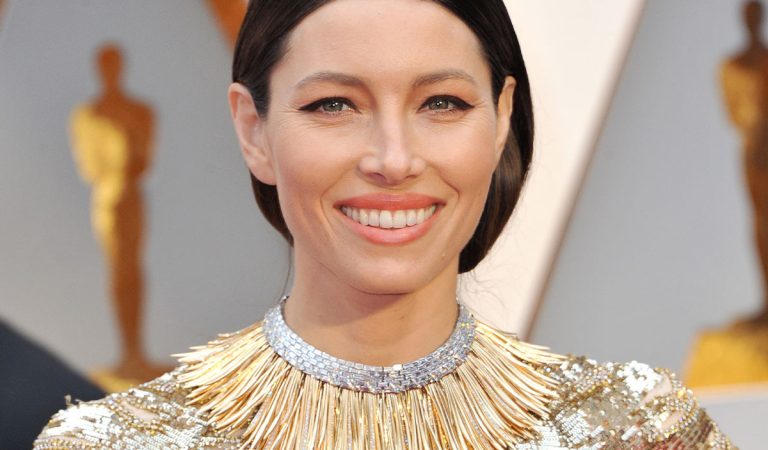 Na Slovensko prišla hollywoodska herečka Jessica Biel. Urobila si výlet na hrad Strečno