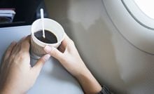 Tento nápoj si v lietadle určite neobjednávaj. Všetkým letuškám budeš na smiech