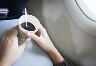 Tento nápoj si v lietadle určite neobjednávaj. Všetkým letuškám budeš na smiech