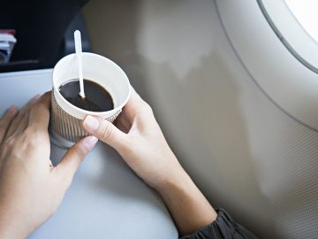 Tento nápoj si v lietadle určite neobjednávaj. Všetkým letuškám budeš na smiech