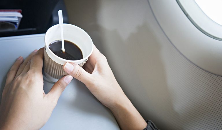 Tento nápoj si v lietadle určite neobjednávaj. Všetkým letuškám budeš na smiech