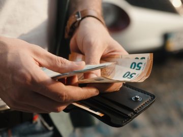 Slováci, pripravte si peňaženky. Tieto štátne poplatky sa od mája zvýšia dvojnásobne