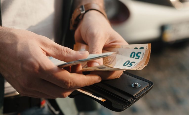 Slováci, pripravte si peňaženky. Tieto štátne poplatky sa od mája zvýšia dvojnásobne
