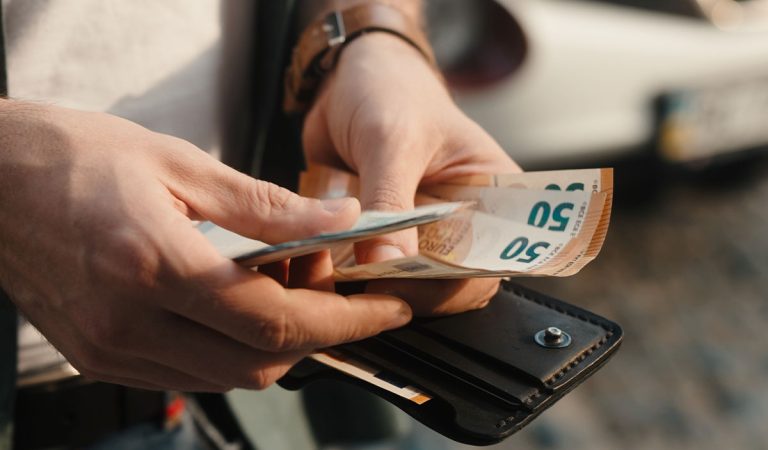 Slováci, pripravte si peňaženky. Tieto štátne poplatky sa od mája zvýšia dvojnásobne