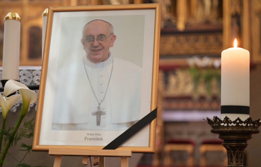 Vláda Slovenskej republiky dnes schválila návrh požadujúci štátny smútok v súvislosti s úmrtím pápeža Františka.