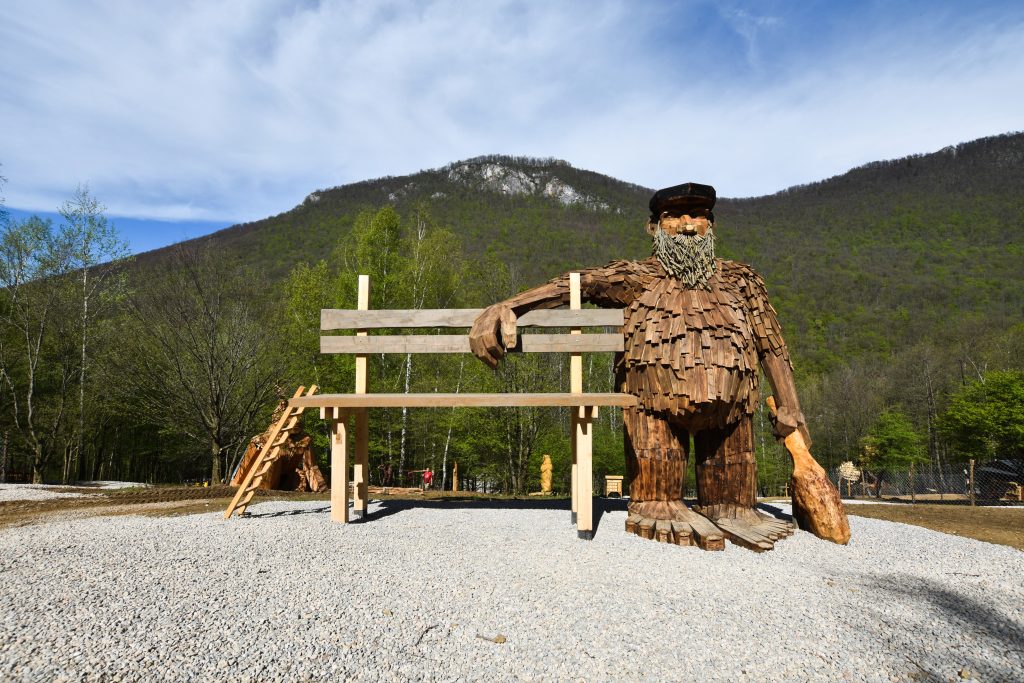 Chceš si sadnúť do oblakov? Týchto 9 obrích lavičiek na Slovensku musíš navštíviť