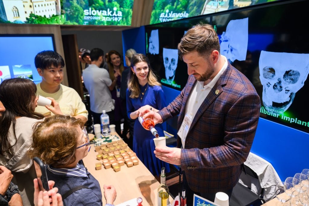 Slovenská expozícia na významnom podujatí Expo Osaka 2025 podľa verejnosti za veľa nestojí a navyše môže byť riadne predražená.