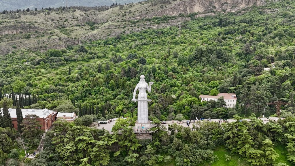 Mrakodrapy ako v Dubaji, hory zážitkov a more bizáru: Navštívili sme fascinujúcu krajinu len 3,5 hodiny od Prahy