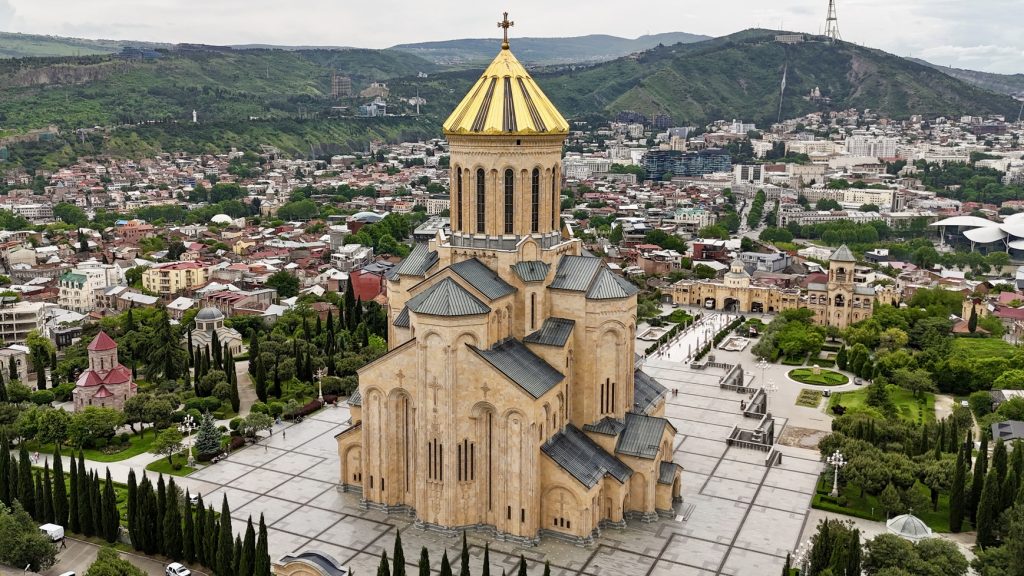 Mrakodrapy ako v Dubaji, hory zážitkov a more bizáru: Navštívili sme fascinujúcu krajinu len 3,5 hodiny od Prahy