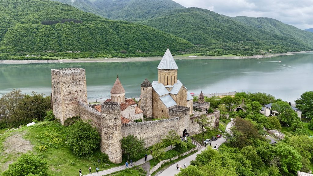 Mrakodrapy ako v Dubaji, hory zážitkov a more bizáru: Navštívili sme fascinujúcu krajinu len 3,5 hodiny od Prahy