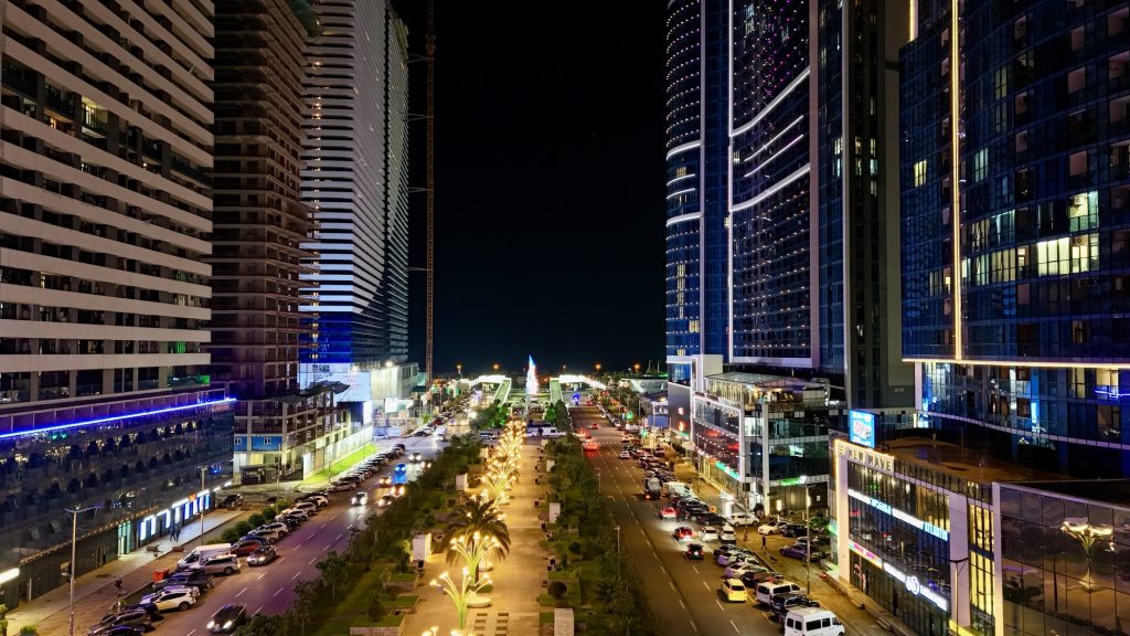 Mrakodrapy ako v Dubaji, hory zážitkov a more bizáru: Navštívili sme fascinujúcu krajinu len 3,5 hodiny od Prahy