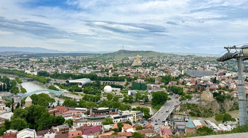 Mrakodrapy ako v Dubaji, hory zážitkov a more bizáru: Navštívili sme fascinujúcu krajinu len 3,5 hodiny od Prahy