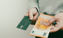 Platby v zahraničí – karta alebo hotovosť? Toto sa oplatí viac