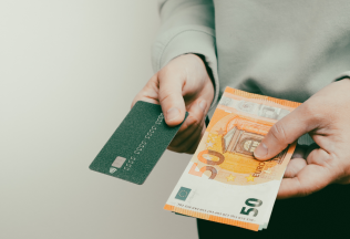 Platby v zahraničí – karta alebo hotovosť? Toto sa oplatí viac
