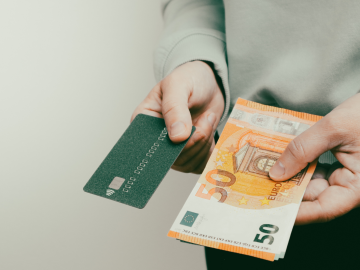 Platby v zahraničí – karta alebo hotovosť? Toto sa oplatí viac