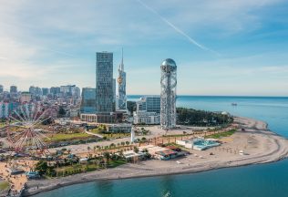 Mrakodrapy ako v Dubaji, hory zážitkov a more bizáru: Navštívili sme fascinujúcu krajinu len 3,5 hodiny od Prahy