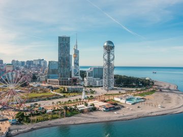 Mrakodrapy ako v Dubaji, hory zážitkov a more bizáru: Navštívili sme fascinujúcu krajinu len 3,5 hodiny od Prahy