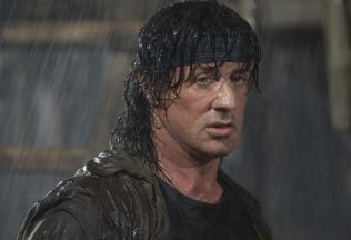 Kultový Rambo sa vráti. Nový film sa zameria na jeho mladosť