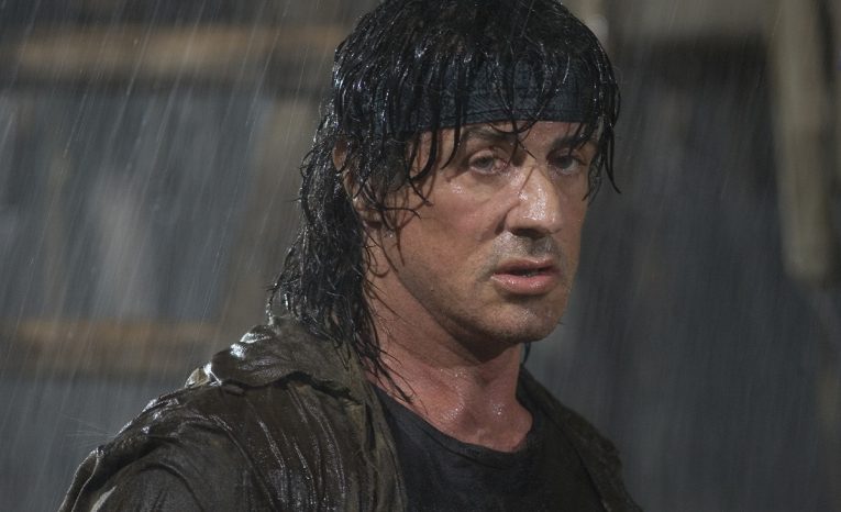 Kultový Rambo sa vráti. Nový film sa zameria na jeho mladosť