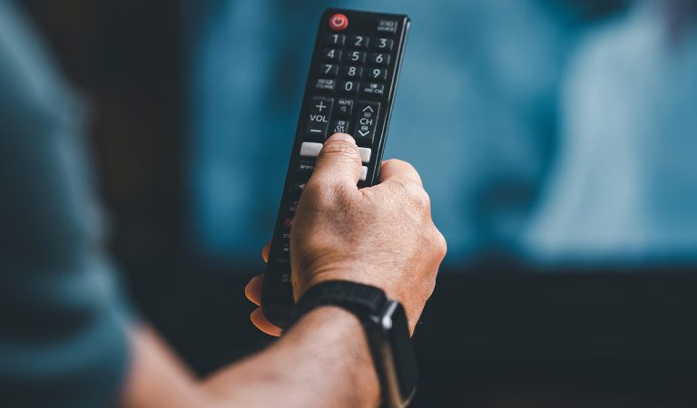 Televízia Sweet.TV prišla s výnimočnou akciou. Ak si kúpiš predplatné jej služieb, dostaneš zadarmo lákavý darček