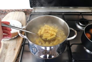 Túto ingredienciu do cestovín pridávať nesmieš. Môže uvoľniť karcinogénne látky