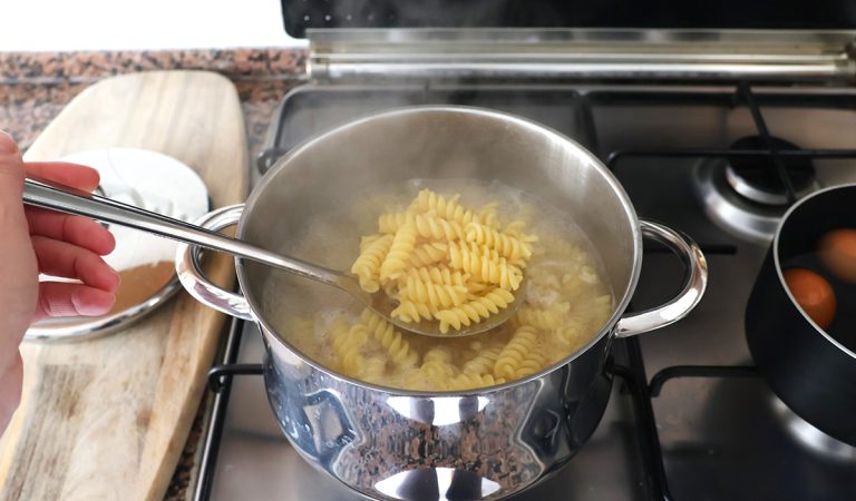 Túto ingredienciu do cestovín pridávať nesmieš. Môže uvoľniť karcinogénne látky