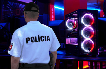Minister nakupuje herné mašiny, Slováci platia. Policajti dostanú na písanie zápisníc PC za 3 400 eur