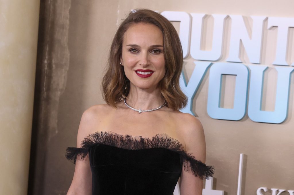 Populárny vietnamský bloger navštívil reštauráciu v Tokiu. To, že vedľa neho sedí Natalie Portman si vôbec nevšimol.